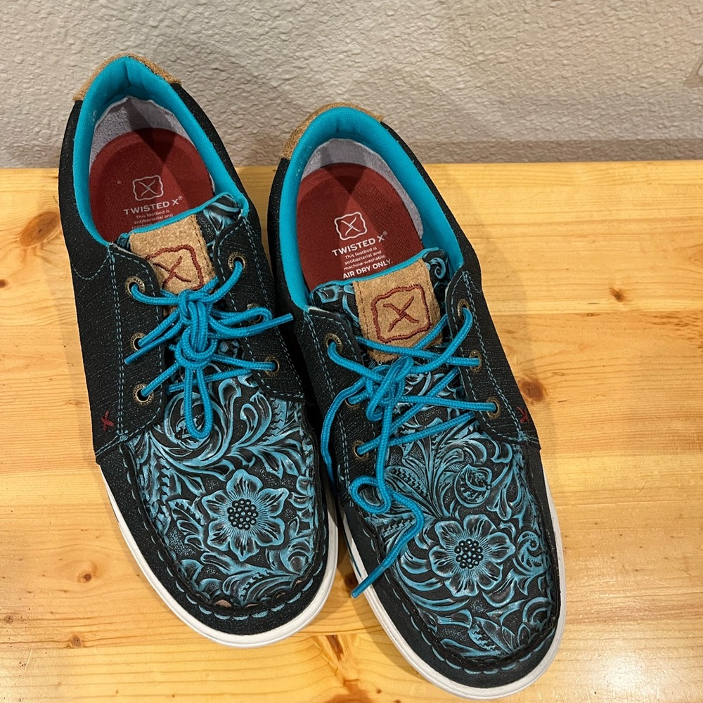 Twisted X Embossed Leather Size 9